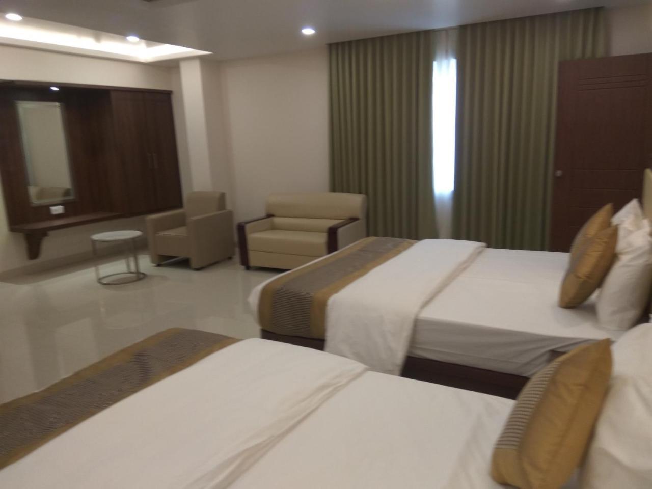 Hotel Ambika International Byndoor Bainduru Bagian luar foto