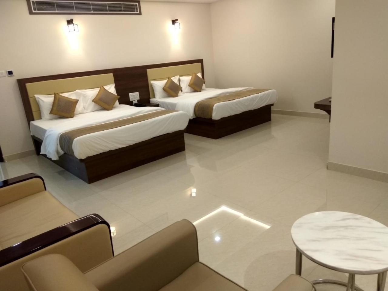 Hotel Ambika International Byndoor Bainduru Bagian luar foto