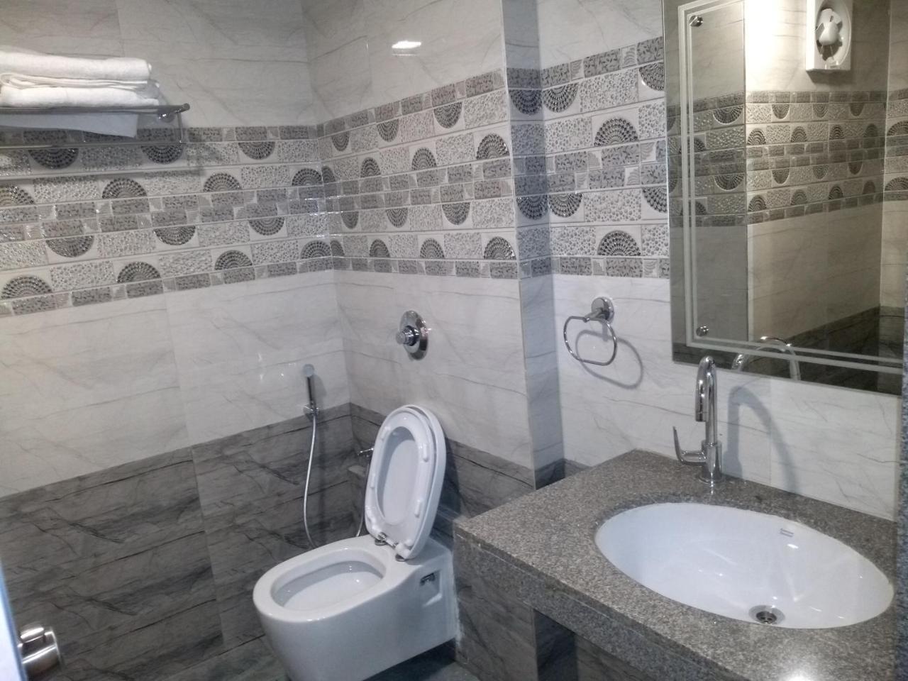 Hotel Ambika International Byndoor Bainduru Bagian luar foto