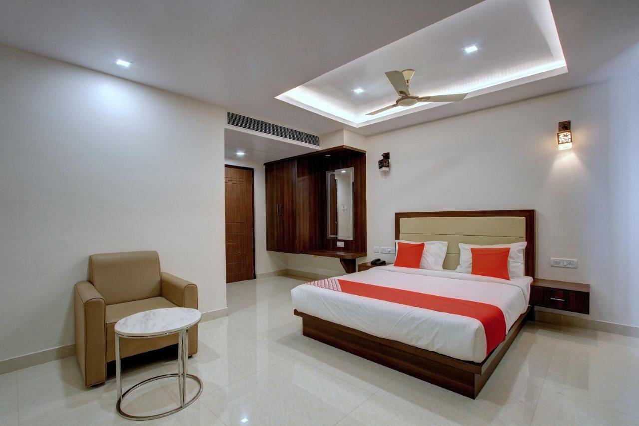 Hotel Ambika International Byndoor Bainduru Bagian luar foto