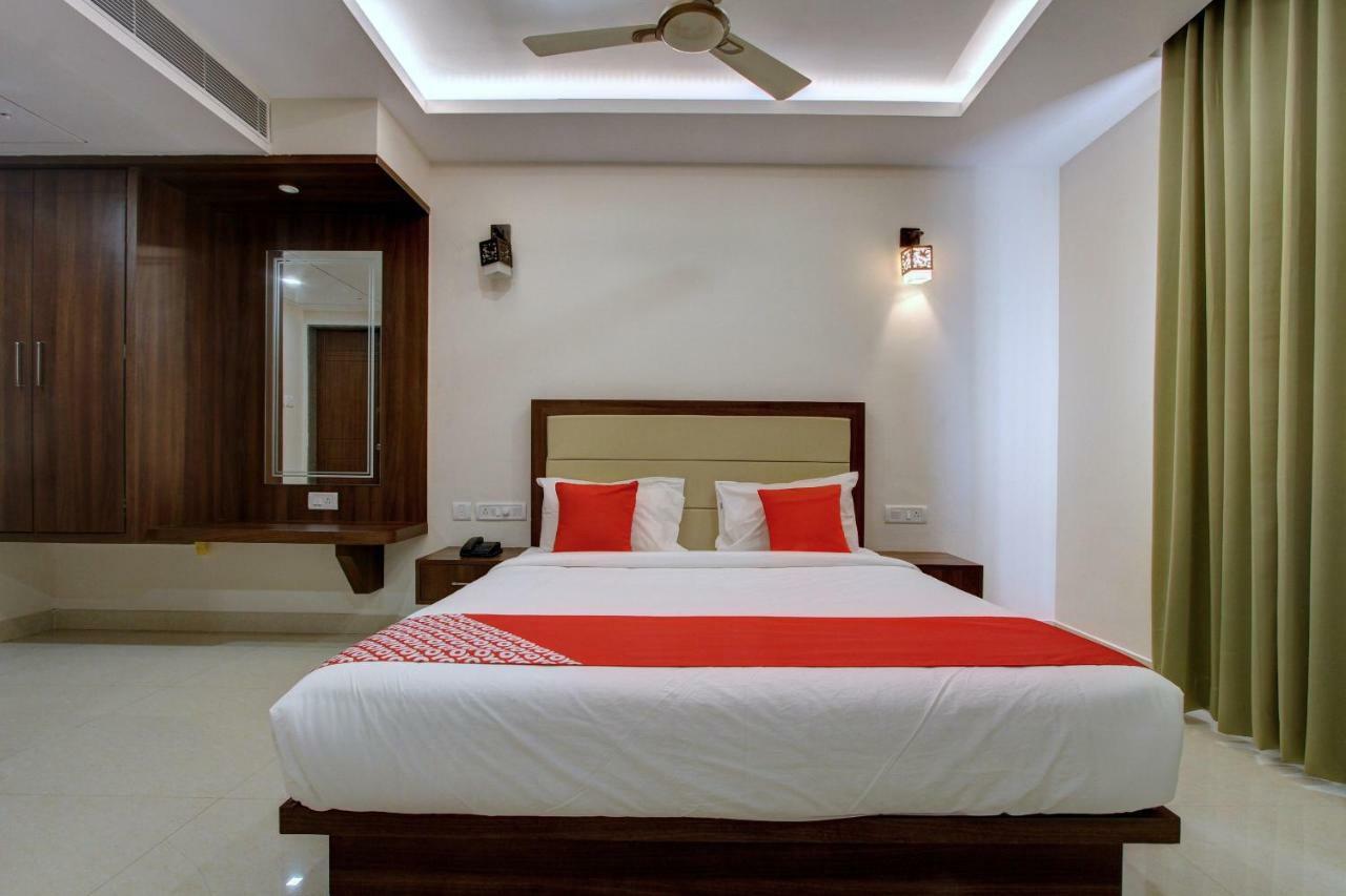 Hotel Ambika International Byndoor Bainduru Bagian luar foto