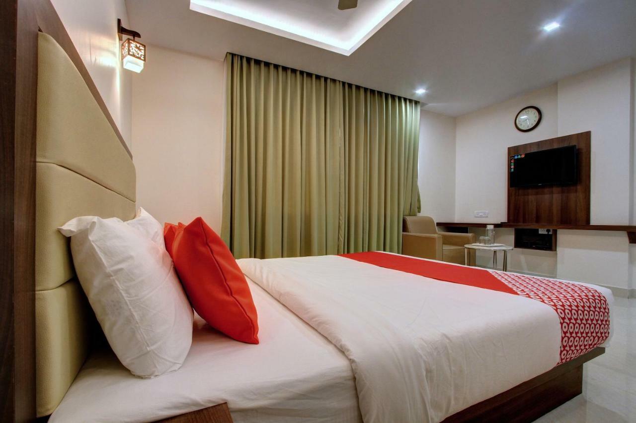 Hotel Ambika International Byndoor Bainduru Bagian luar foto