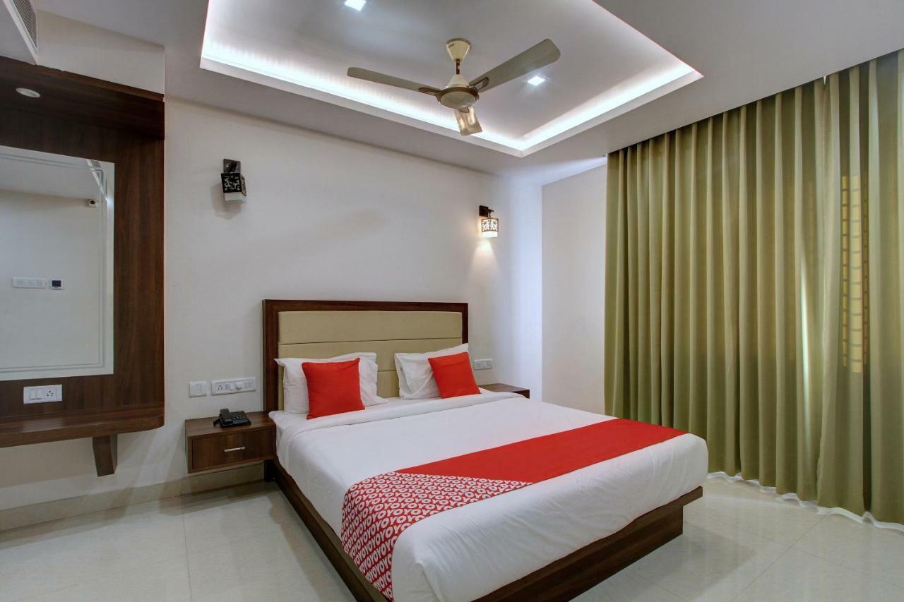 Hotel Ambika International Byndoor Bainduru Bagian luar foto