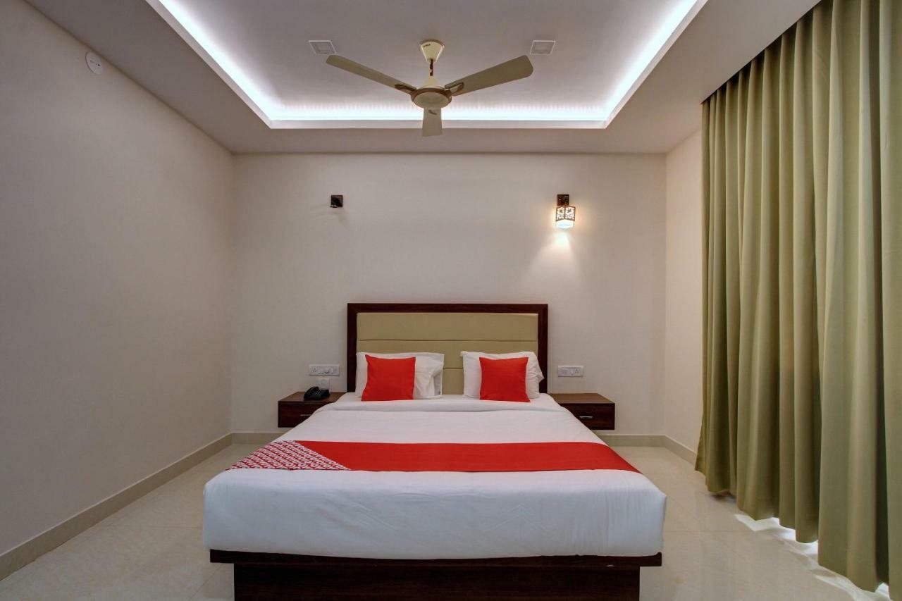 Hotel Ambika International Byndoor Bainduru Bagian luar foto