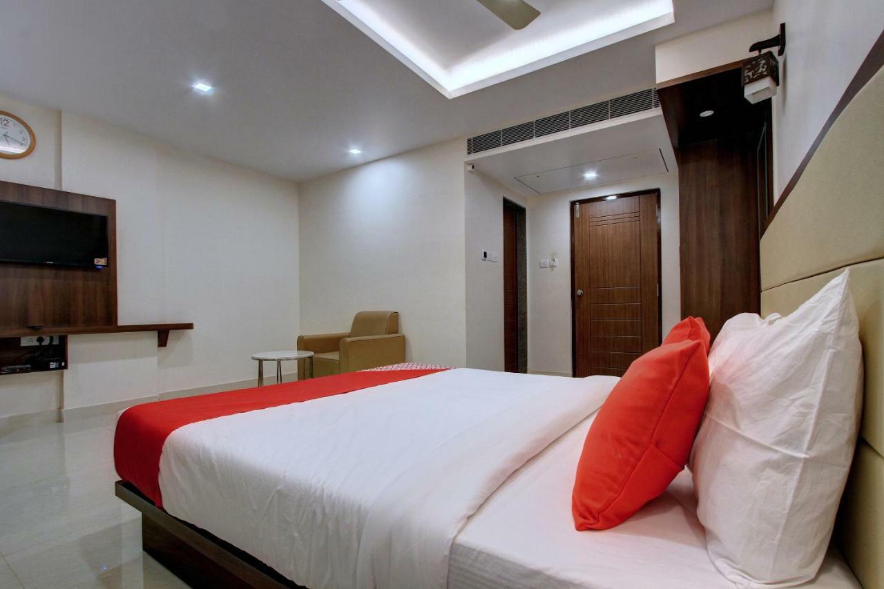 Hotel Ambika International Byndoor Bainduru Bagian luar foto