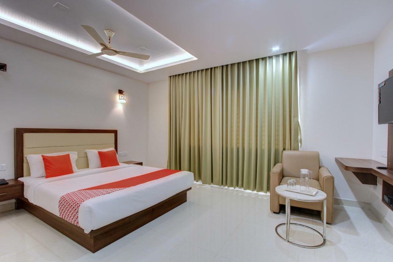 Hotel Ambika International Byndoor Bainduru Bagian luar foto