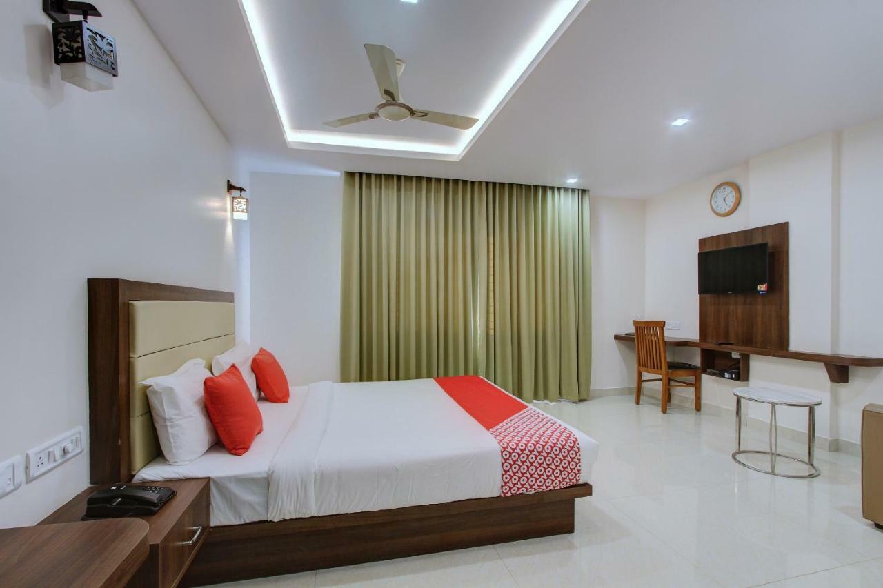 Hotel Ambika International Byndoor Bainduru Bagian luar foto