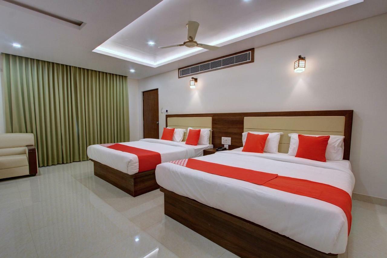 Hotel Ambika International Byndoor Bainduru Bagian luar foto