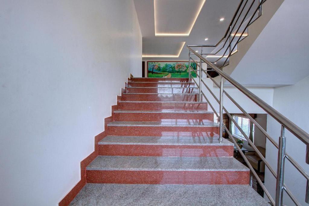Hotel Ambika International Byndoor Bainduru Bagian luar foto