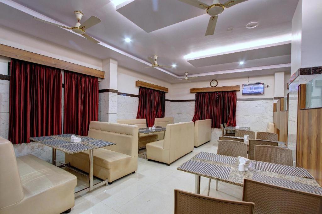 Hotel Ambika International Byndoor Bainduru Bagian luar foto