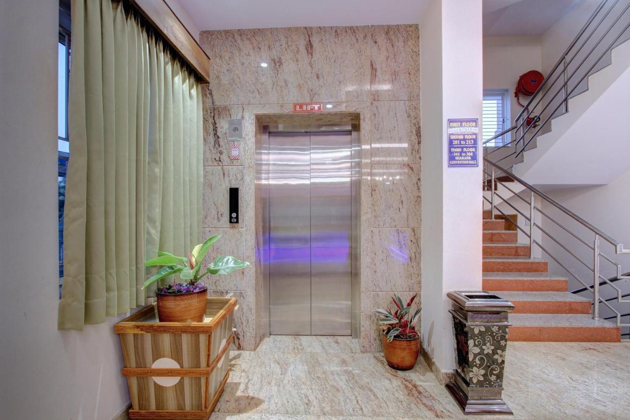 Hotel Ambika International Byndoor Bainduru Bagian luar foto